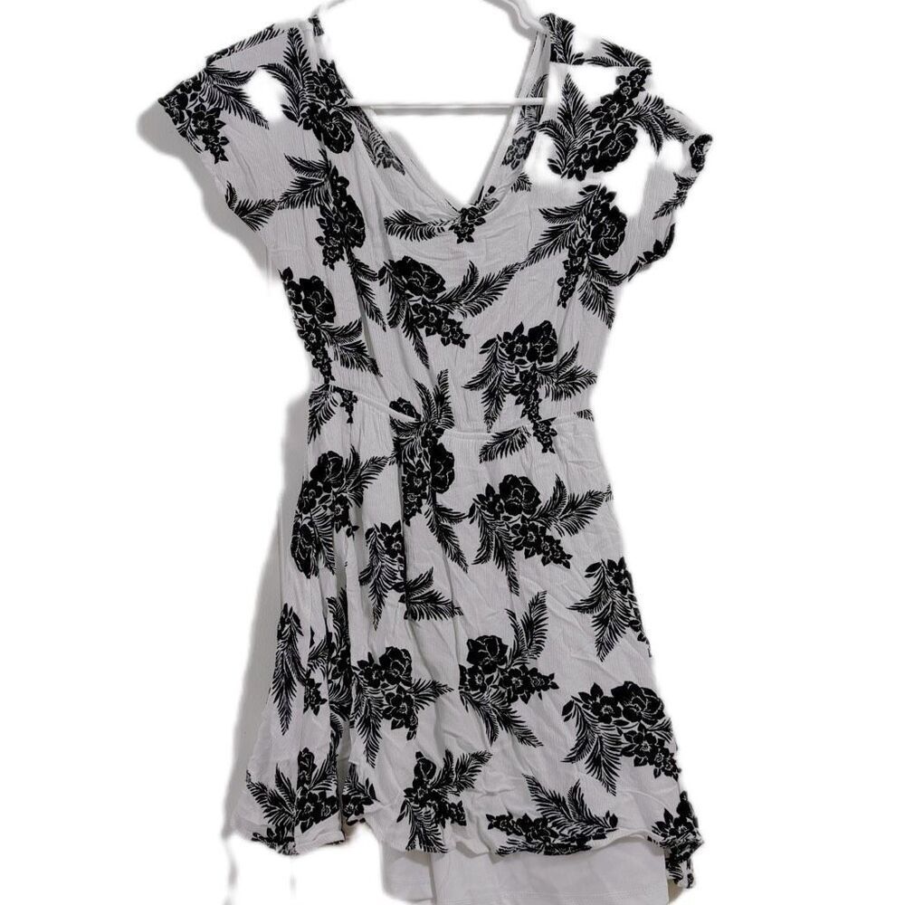 Charlotte‎ Russe women’s size small tropical floral print fit/flare dress ￼